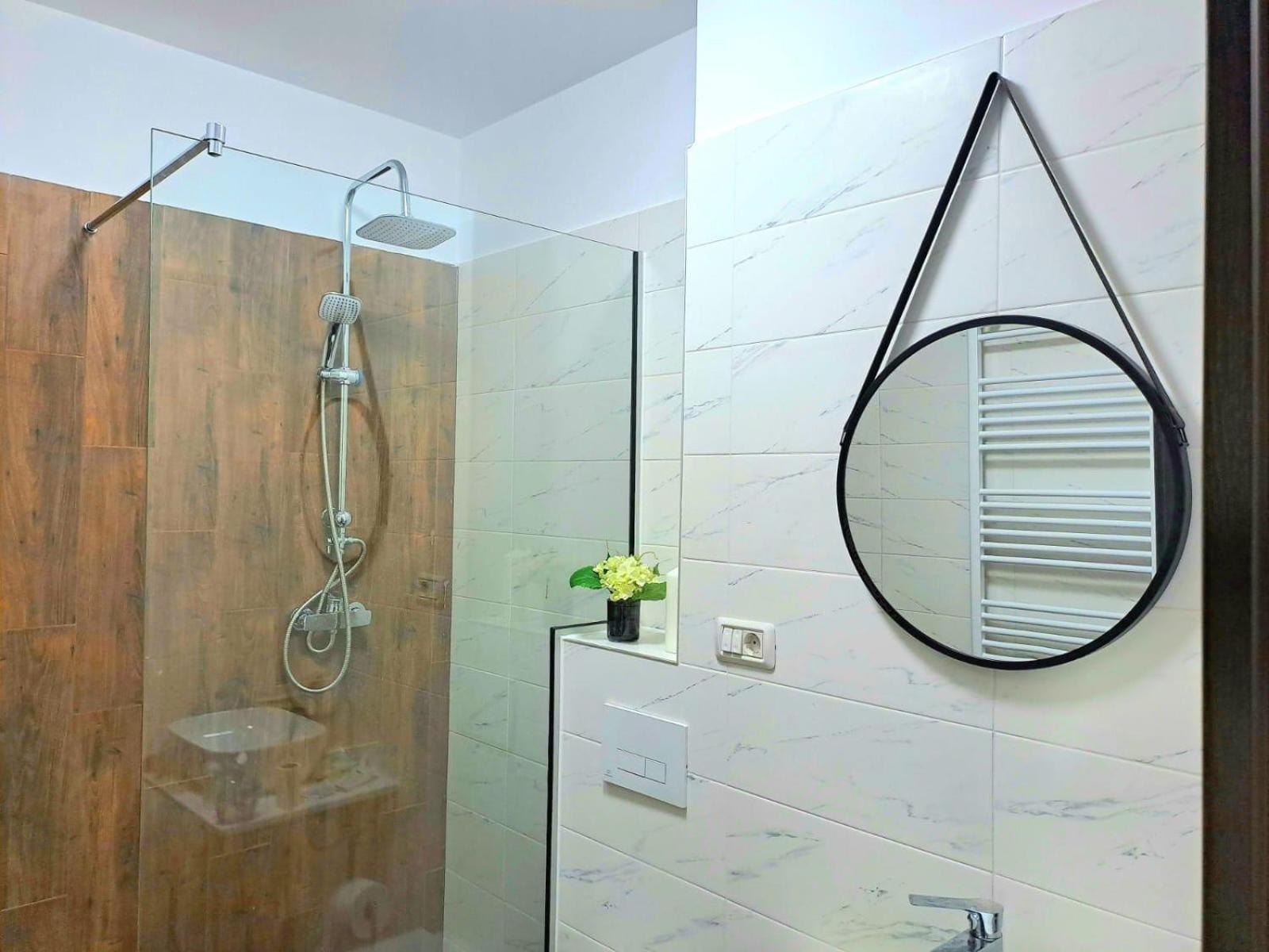 Mountain Breeze Luxury Apartment Ac & Parcare Privata Brasov Exterior photo